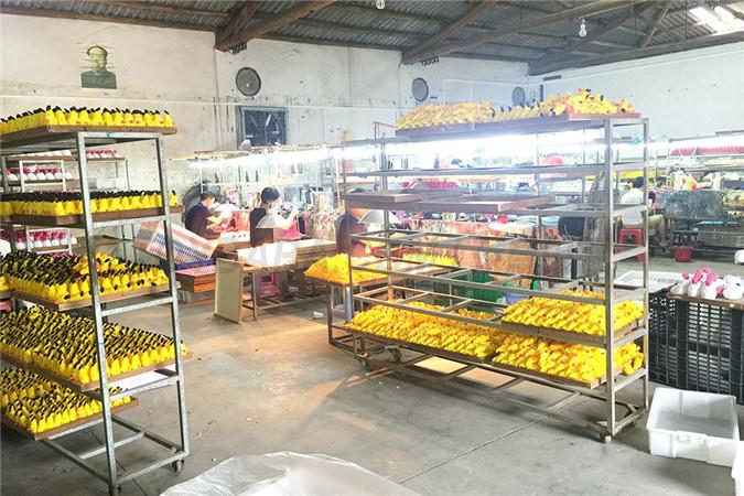 Painting workshop of enamel toy processing factory