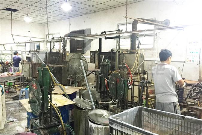 Enamel production workshop of enamel toy processing factory