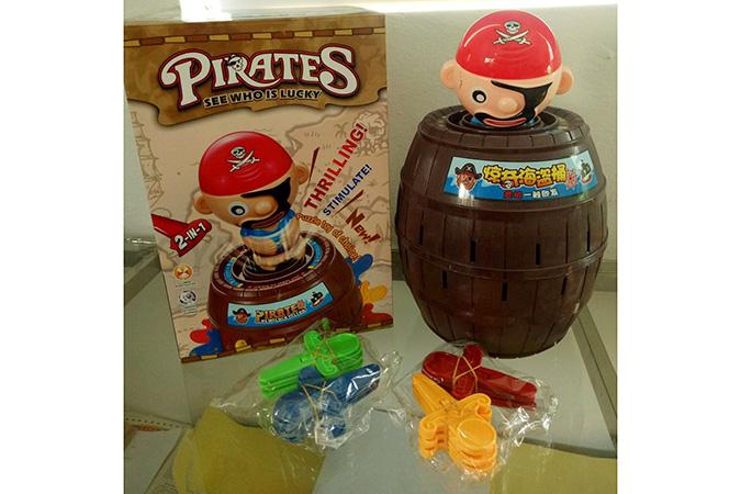 Turntable pirate bucket puzzle desktop game toy
