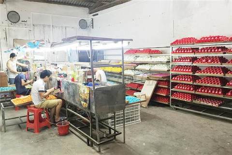 搪胶玩具加工厂 喷漆生产车间