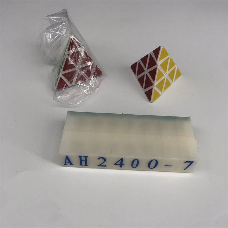 3.5CM金字塔魔方益智玩具